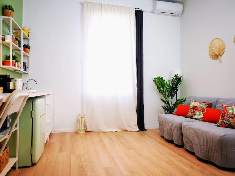 Sunny Flat 50 Meters From The Metro Apartment Milan Bagian luar foto
